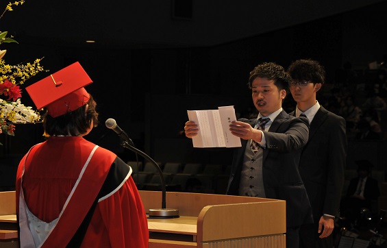 卒業生代表として感謝の思いを伝えた短期大学部代表の渡邉恭嗣さん