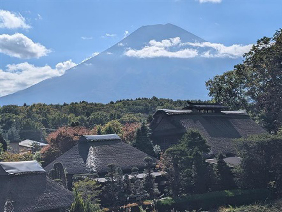 忍野より仰ぐ富士山