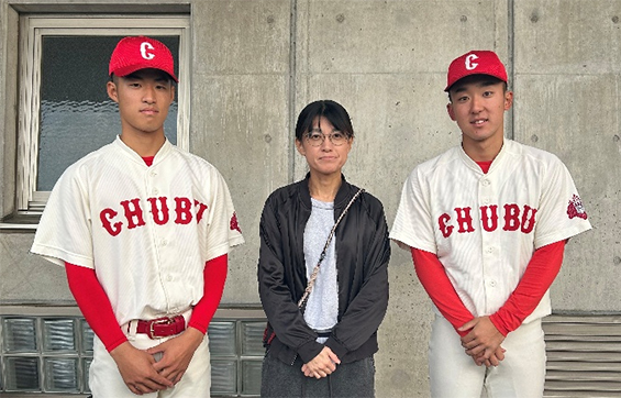 硬式野球部で活躍する学生と打保准教授