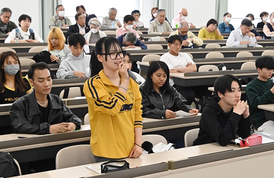 AI活用や農業の大規模化について質問する女子学生