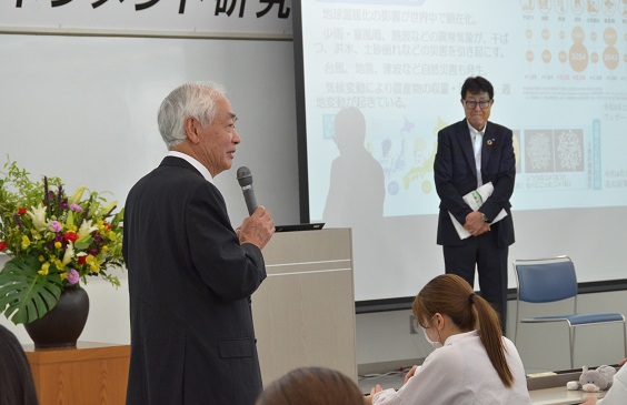 講義後、御礼の挨拶を述べる本島学長