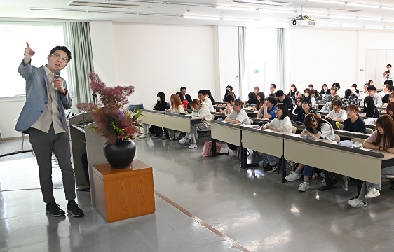 「まちづくりは財源開発(ファンドレイジング)から」をテーマに学生に熱く語る田代社長