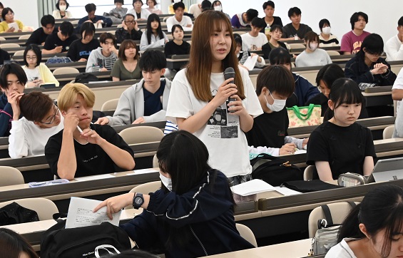 「まちづくりで学生にもできることは?」と質問する学生