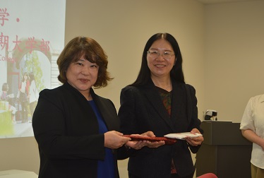 記念品を交換する片桐短期大学部学長と張文利副校長