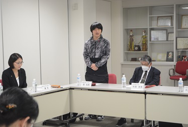 母校の教員に自身の学習や留学生活を紹介する本学人間福祉学科2年生の孫玉昌さん