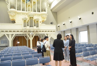本学の施設について説明を受ける代表団(本学グレースホールにて)