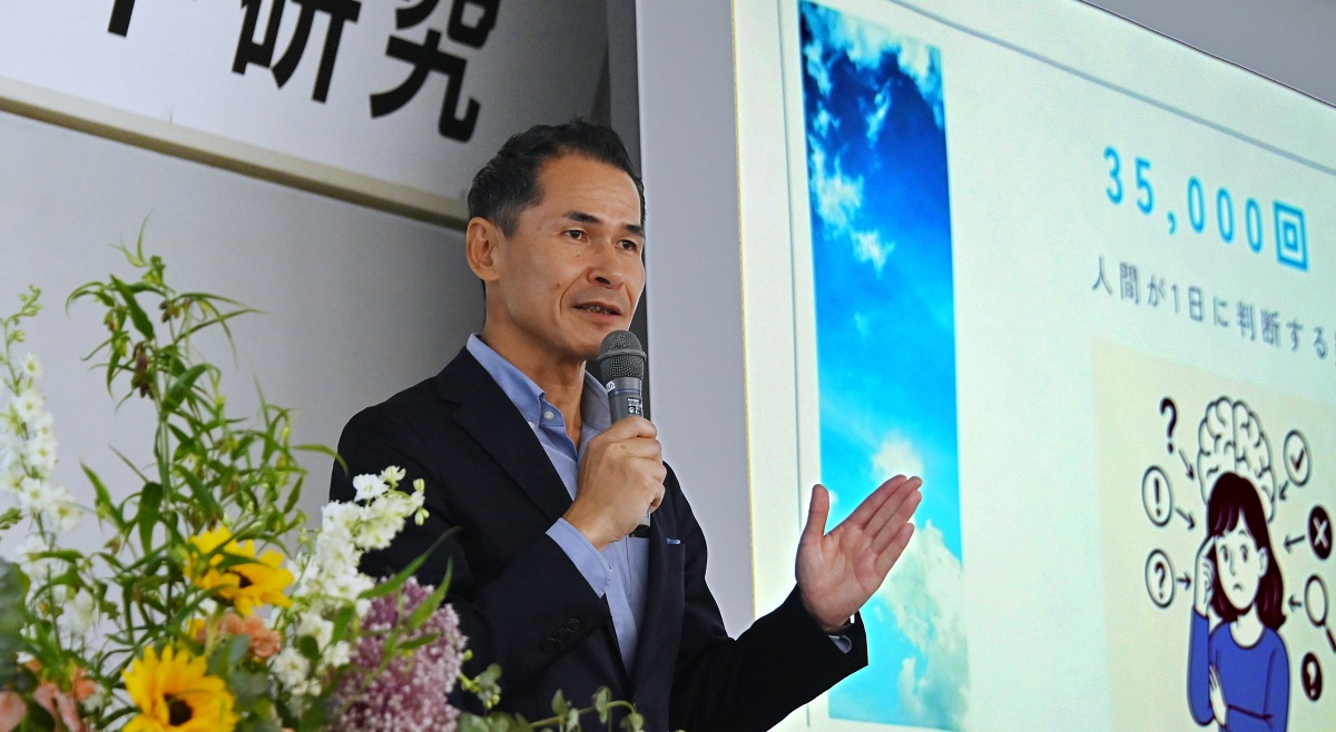 勉強方法として「人、本、旅」を学生に勧める尾関氏