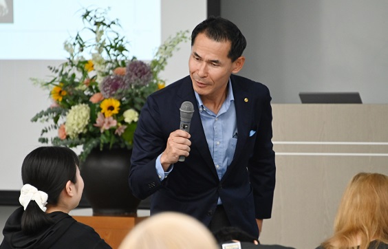 学生に近づき、松下幸之助について質問する尾関氏