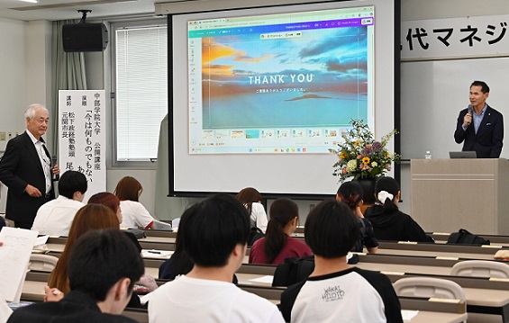 閉会でお礼の言葉を述べる本島学長