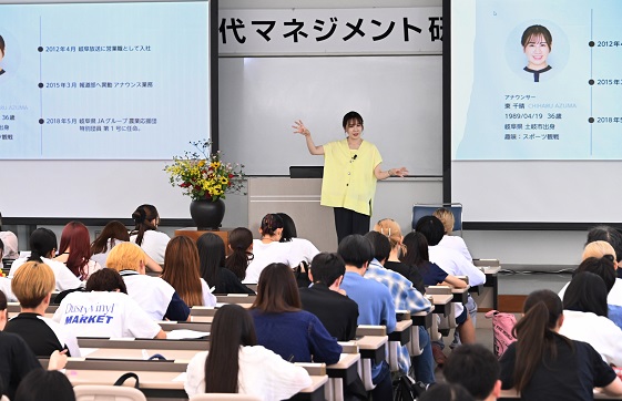 司会者としての心構えや話す技術について講義する岐阜放送の東アナウンサー