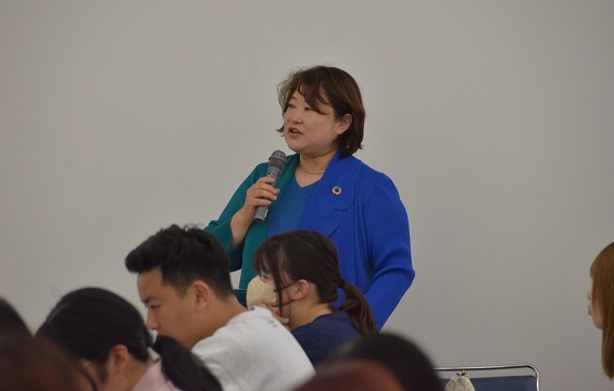開会のあいさつをする短期大学部の片桐史恵学長