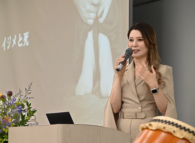 小学生の頃のいじめの体験を話す富田さん