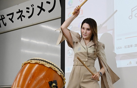 太鼓を連打する富田さん