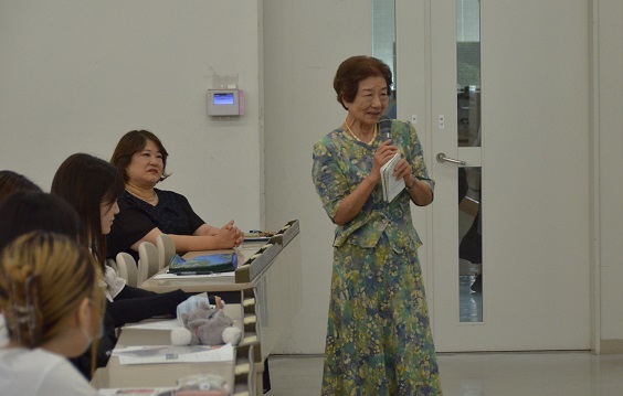 「卒業生の富田さんが頑張ってくれて本当にうれしい。学生には一生の思い出になる講演でした」とお礼の言葉を述べる片桐多恵子学院長