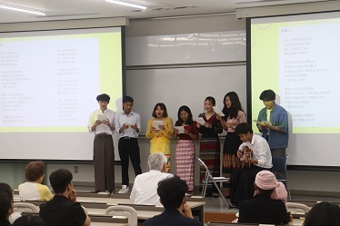 ミャンマー留学生によるギター演奏と歌「未来へ」
