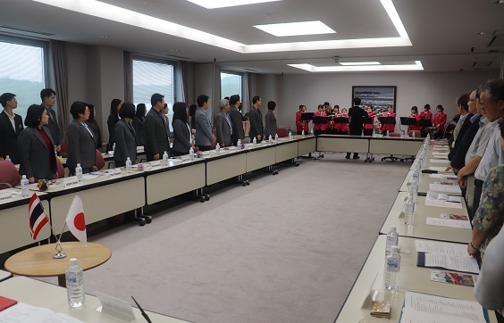 吹奏楽部が両国の国家を演奏し、訪問団を歓迎しました