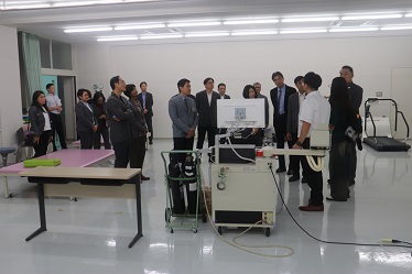理学療法学科の学生が学ぶ実習室の設備・機器について説明を受ける訪問団