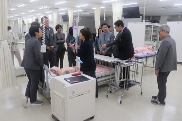 学生が学ぶ看護実習室の設備・機器について説明を受ける訪問団