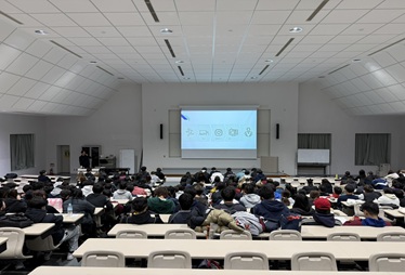 実際に体を動かして体感する学生