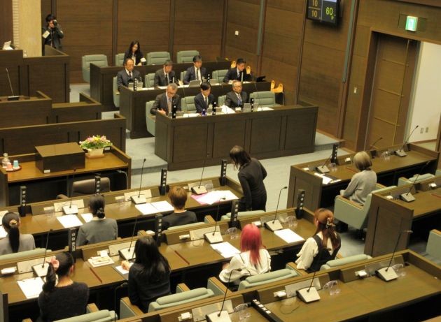 議員席にはそれぞれの名札が立ちました