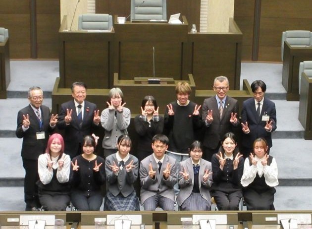 発表者と市幹部との記念写真