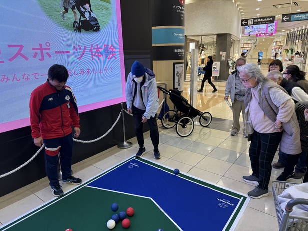 ボッチャを楽しむ参加者の方々