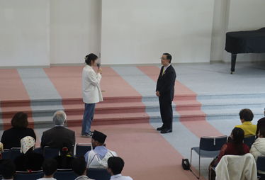 留学生代表の挨拶をする人間福祉学科4年・チョウウンさん
