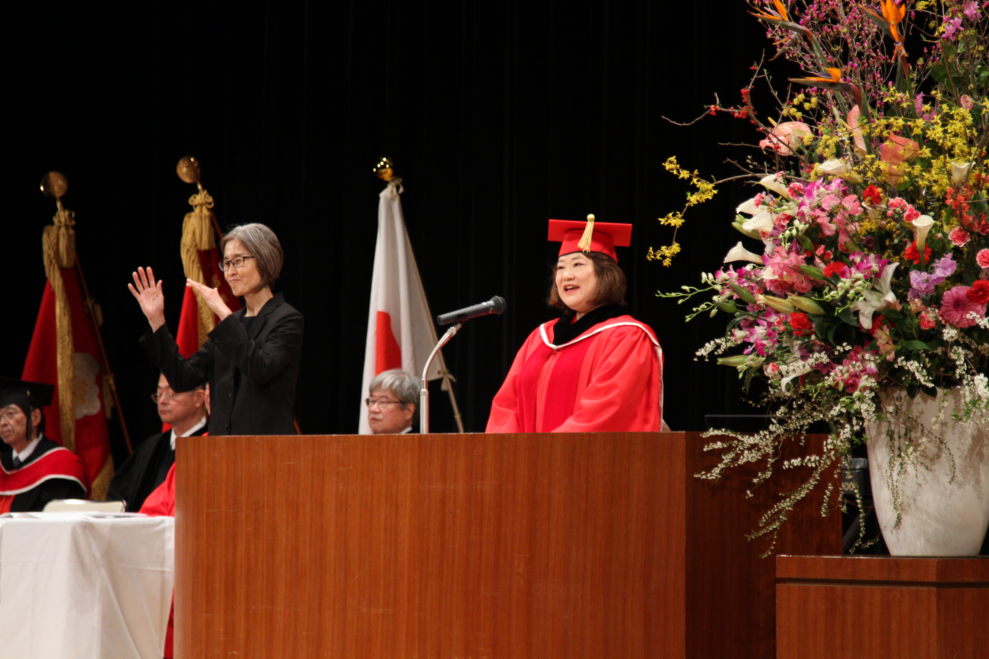 式辞を述べる短期大学部の片桐史恵学長