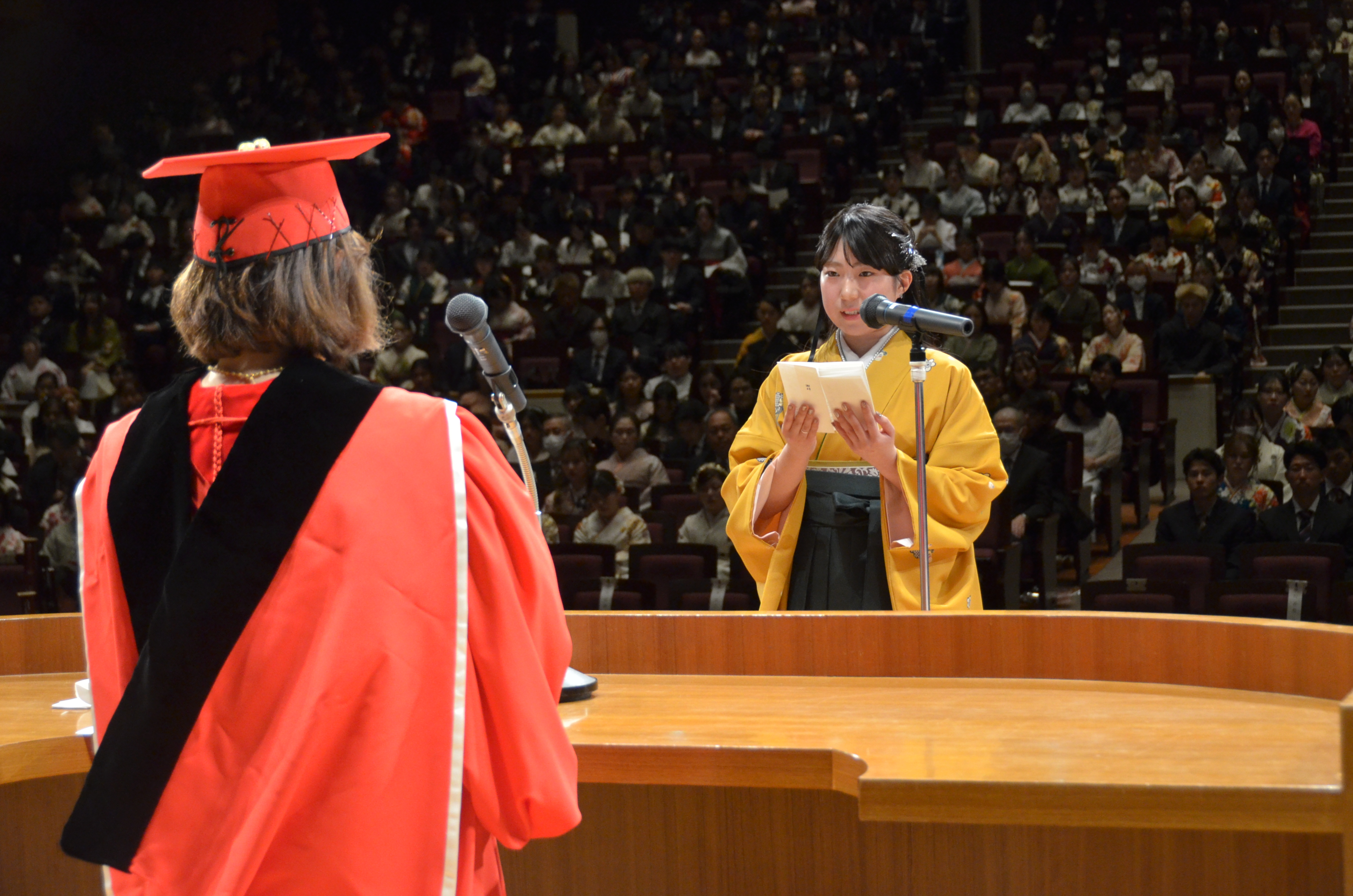 卒業生代表として感謝の思いを伝えた短期大学部代表の早川香穂さん
