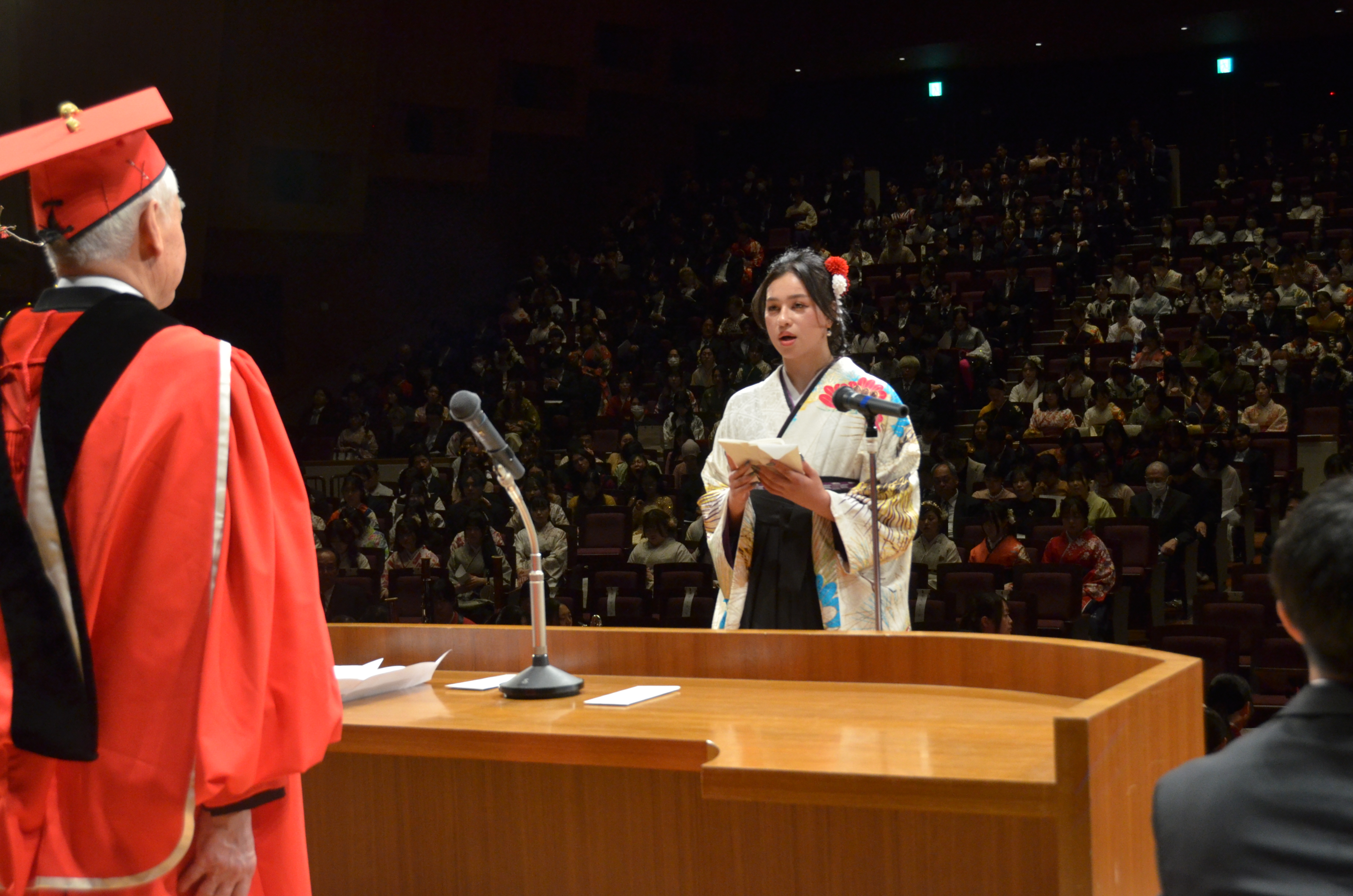 卒業生代表として感謝の思いを伝えた大学代表の寺澤紗良さん