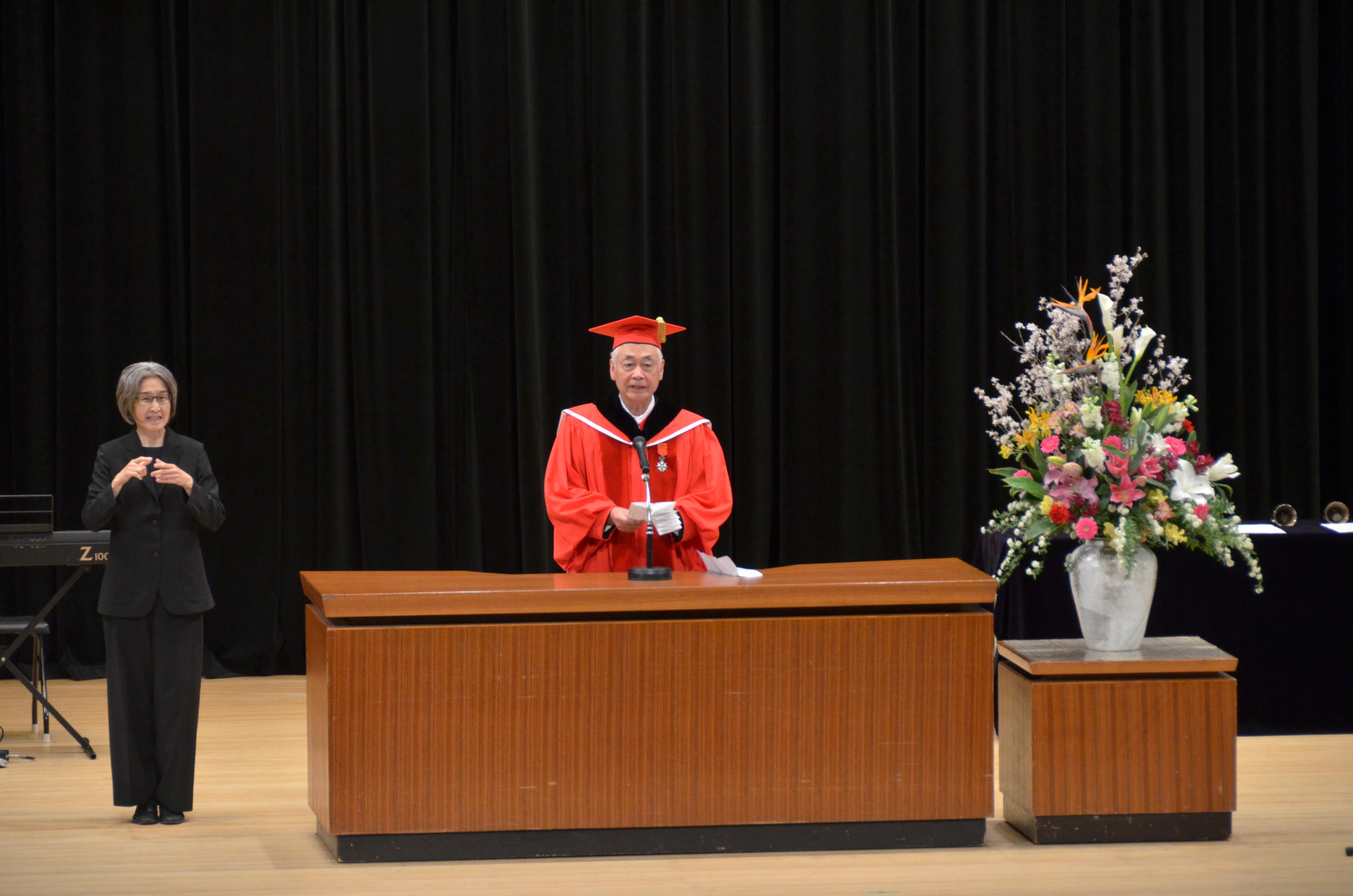 式辞を述べる大学の本島修学長