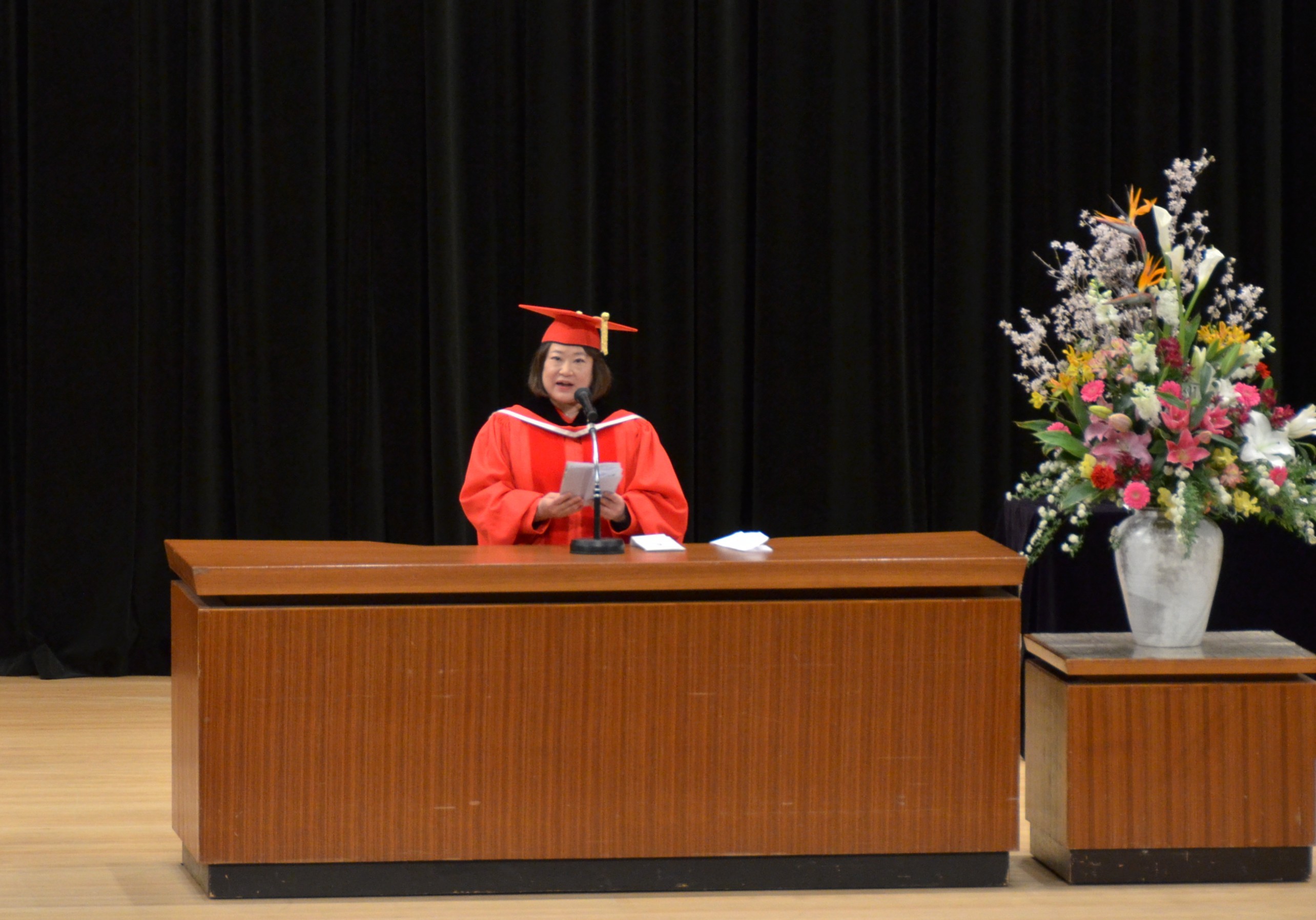 式辞を述べる短期大学部の片桐史恵学長