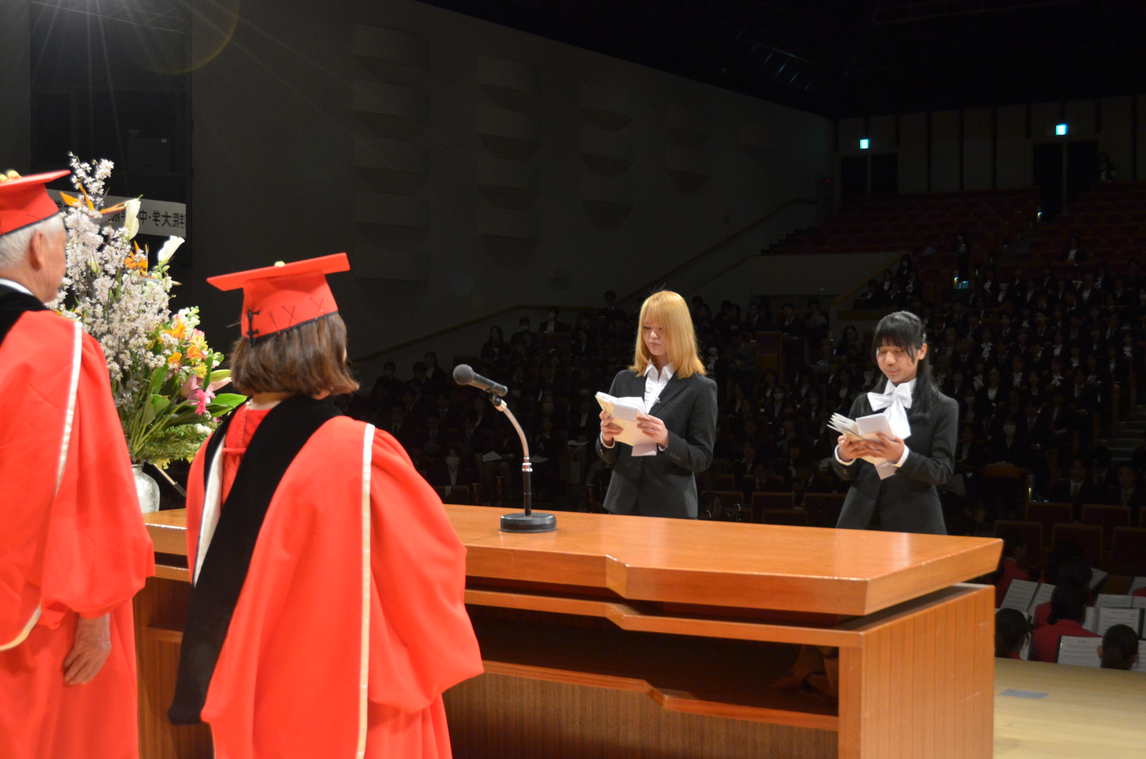 誓いの言葉を述べる看護リハビリテーション学部 看護学科の重黒木礼夢さん（左）と短期大学部 社会福祉学科 森下由羽愛さん（右）