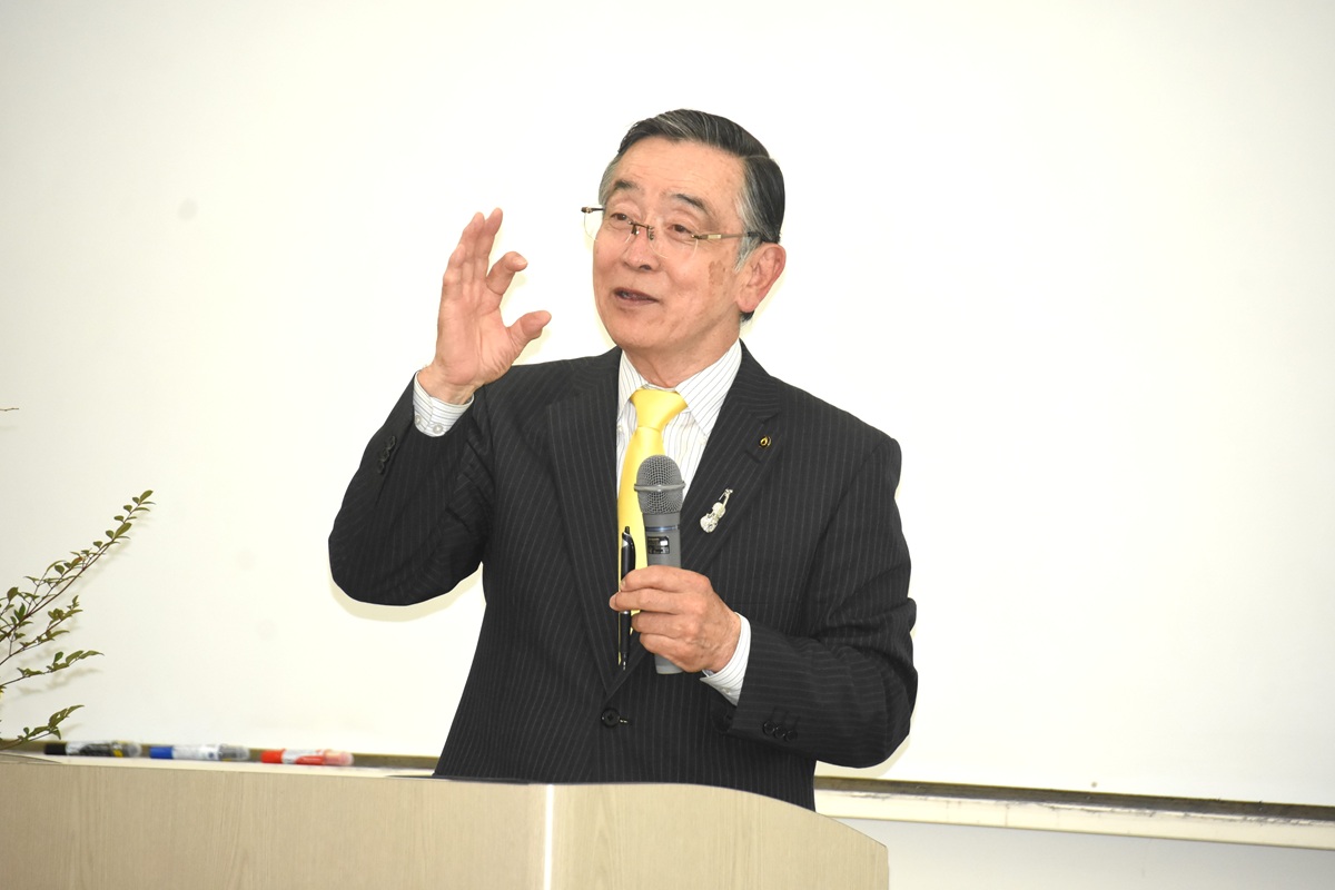 「大抵の悩みは解決できる。常に目標を持って楽しい学生生活を送ってください」と学生にエールを送る宗次德二氏