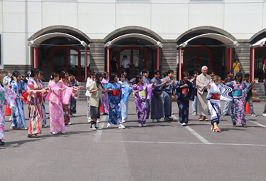 踊り手さんの踊りを手本にしておどる学生