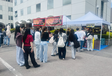 屋台が出店し、お祭りの雰囲気を楽しみました