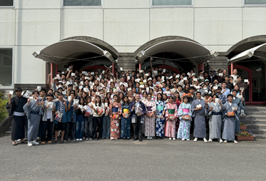 宗次先生と留学生との記念写真