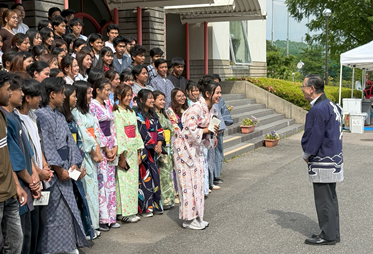 留学生代表として宗次先生にお礼の言葉を伝えるキン キン スさん