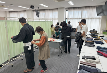 朝早く登校し、浴衣の着付けを行いました