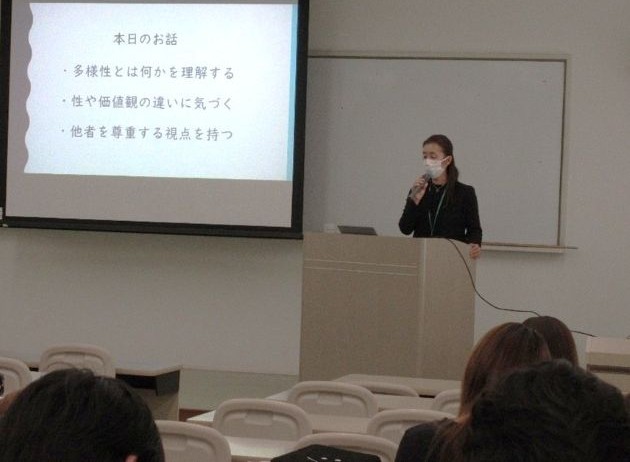 松枝加奈子先生のお話しの様子です。