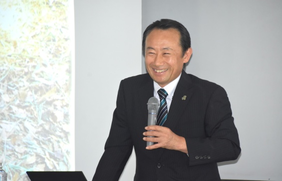 学生の質問に満面の笑顔で答える江崎知事