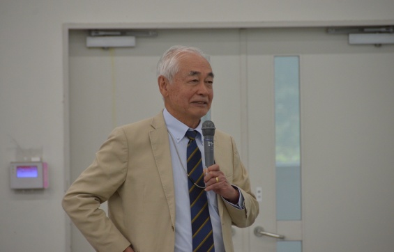 閉会の辞で御礼の挨拶を述べる本島修学長