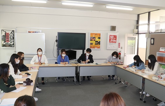 関市内の園と家庭での食事の状況を説明する関市保健センターの溝脇氏、小堺氏、子ども家庭課の山中氏(左から)