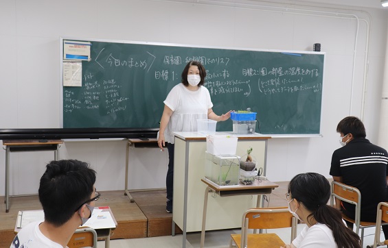 学生の発表後に意見を述べる菊池教授。