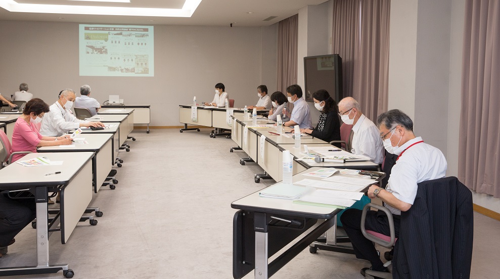 これまで本学が行ってきたSDGsへの取り組みを発表するパネリストの教授ら=関キャンパス