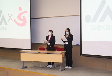 発表する（写真左から）大沢さん、中村ほの香さん