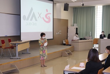 短期大学部片桐多恵子学長から講評しました。