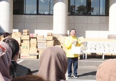 宗次さんが留学生に食料品と激励金を寄贈