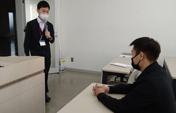 講師(左)にアドバスを受ける留学生