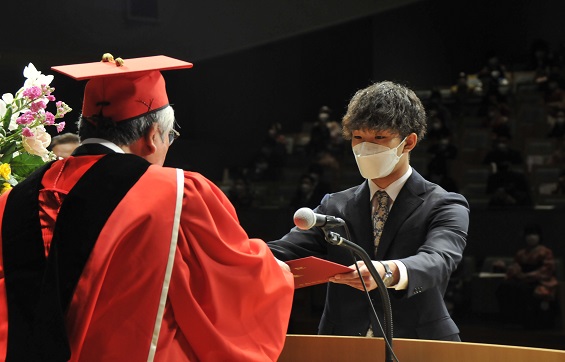 卒業証書を受け取るスポーツ健康科学科の代表者